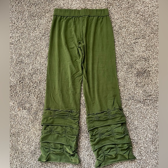 Army Green size medium Matilda Jane ruffled pants never worn. - Picture 4 of 4